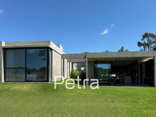 Casa En Venta De Hormigón Visto En Costa Esmeralda