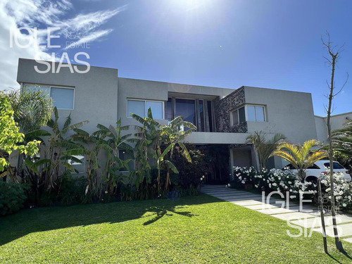 Casa En Venta Al Lago 4 Dormitorios En Barbarita