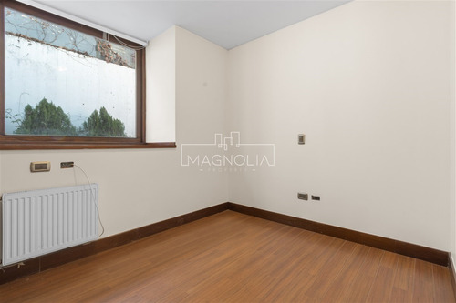 Casa En Arriendo De 5 Dorm. En Lo Barnechea