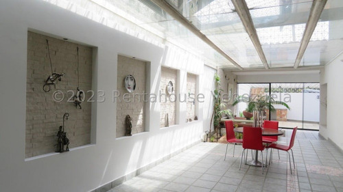 Amplia Casa En Venta En Lomas Del Club Hípico Amplia Terraza Con Parrillera, Jardines Y Fuente En El Interior, Bar, Cocina Independiente Totalmente Equipada Con Tope De Mármol Vi Mls #24-5274