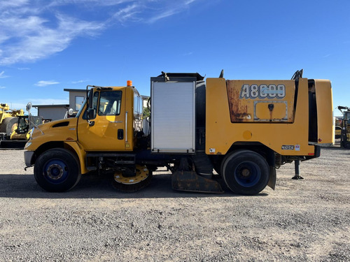 Schwarze A8000 Camion Con Barredora Camion International