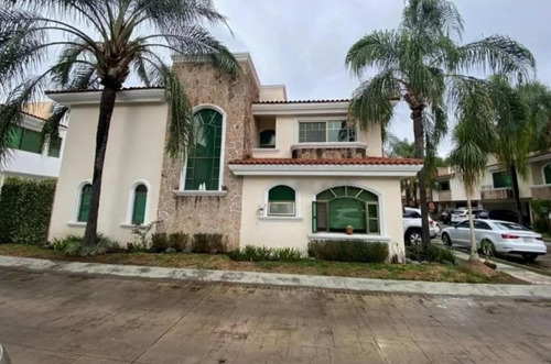 Venta De Casa En Honorato Balzac 215 En Jardines De La Patria, Zapopan Jalisco De Recuperación Bancaria. Fm17