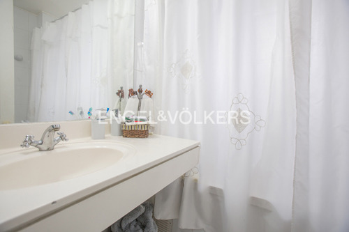Casa En Venta San Carlos De Apoquindo, Tranquila Calle