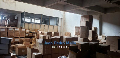 Venta De Galpón En La Comercial, Montevideo
