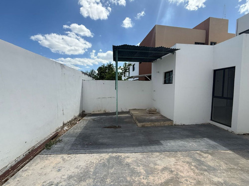 Casa En Renta / Residencial Floresta, Merida, Yuc. / 3 Recamaras