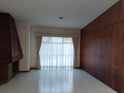 Casa En Venta En Colonia La Virgen, Metepec, Estado De México