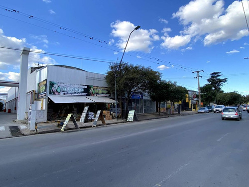 Complejo De Locales Y Depósito En Venta En Argüello - Av. Donato Alvarez