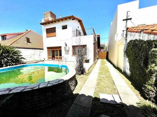 Casa En Venta - 2 Dormitorios 2 Baños - Cochera - 80mts2 - Don Bosco, Quilmes