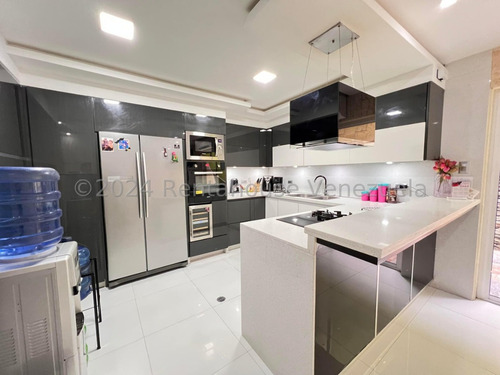 Bello Townhouse En Venta Ubicado En La Morita Urb Karol Home Ii Db 24-27080