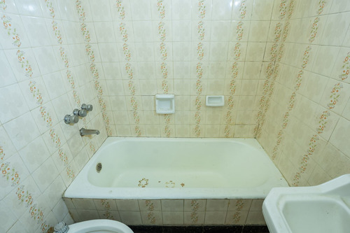 Imagen 11 de 18 de Casa 2 Dormitorios Con Cochera A Reciclar