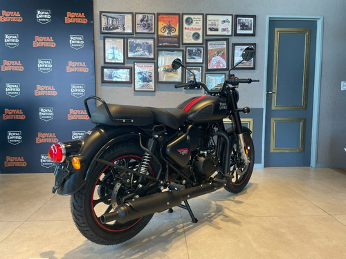 Imagen 6 de 25 de Royal Enfield Classic 350 Dark Stealth Black