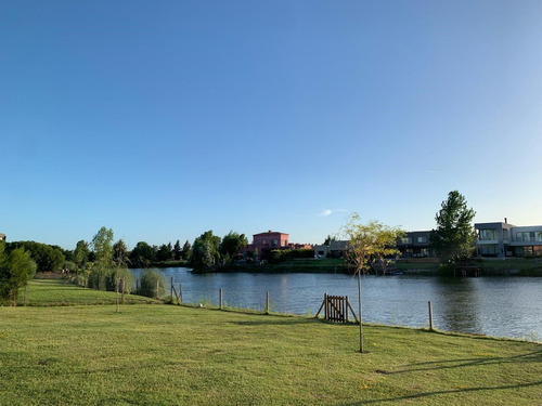 Casa En Venta Con Salida A La Laguna, Estilo Neoclásico. En El Cantón.