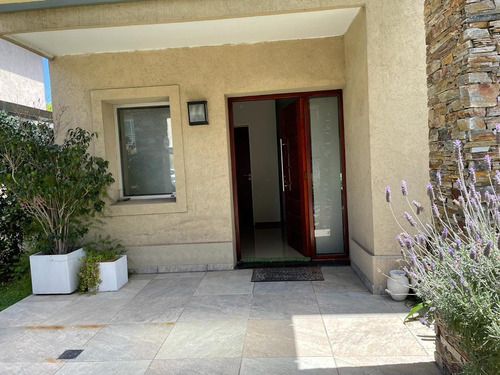 Casa A La Venta - Hurlingham- Complejo Las Fincas