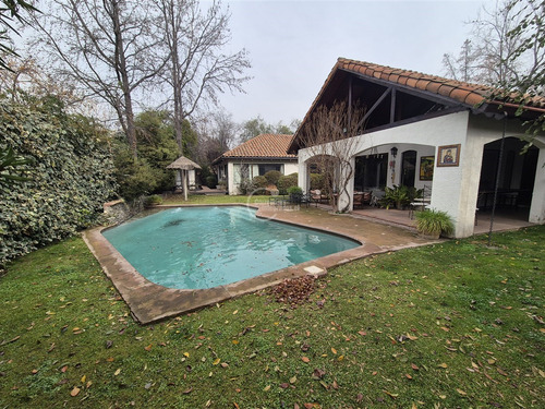Casa En Venta De 6 Dorm.en Lo Barnechea.calle Cerrada.