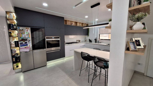 T.r. Vende Casa Totalmente Remodelada En Calle Cerrada En La Urbanizacion Trigal Sur Cod. 288461