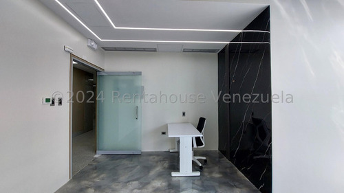 LG Alquila Oficina De Lujo Moderna Recién Remodelada A Estrenar En La Torre Cfm De La Urb. Las Mercedes