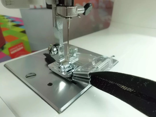 Imagen 2 de 4 de Prensatela Cinta Al Bies Regulable Desde 10mm A 20mm - Video