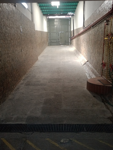 Imagen 2 de 10 de Locales Depositos Almacen Galpon En La Candelaria Centro