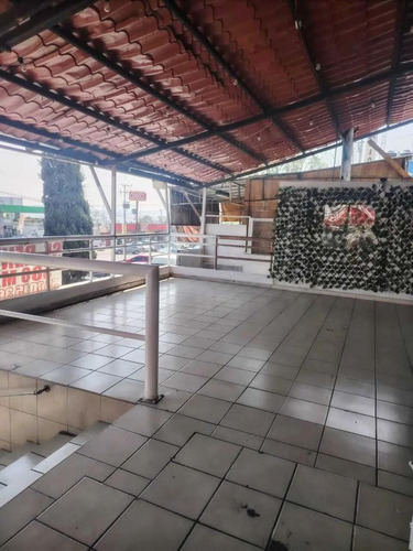 Renta De Local Comercial En Av. Lago De Guadalupe, Con Departamento Incluido