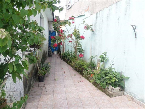Imagem 19 de 23 de Ambientes Amplos, Arejados, Quintal, Jardim, Localizado Em Rua Que Não Enche, Proximo Do Centro De São Vicente. - Hm2207