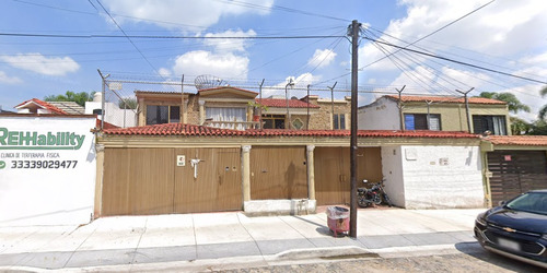 Casa En Remate Bancario En Calz. De Los Pirules, Granja, Zapopan, Jalisco (60% Descuento, Excelente Plusvalía) ¡gran Oportunidad De Inversión! - Sk12