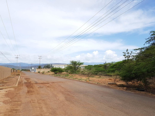 En Venta Amplio Terreno En Coro-la Vela