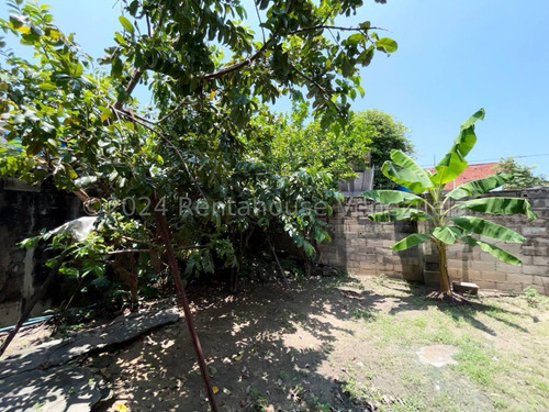 Casa En Alquiler Con Amplios Espacios En San Ignacio Maracay Estacionamiento Techado Agua Constante Estef 25-3327