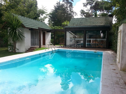 Gran Casa Ubicada En La Zona Del Golf, Punta Del Este.- Ref: 3030
