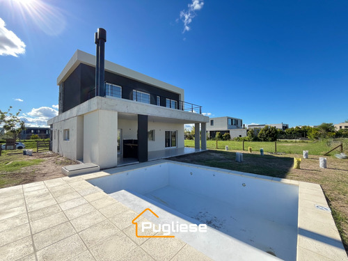 Casa A Estrenar En Venta En Barrio Ceibos - Puertos. Cochera Techada, Pileta - Orientación Este