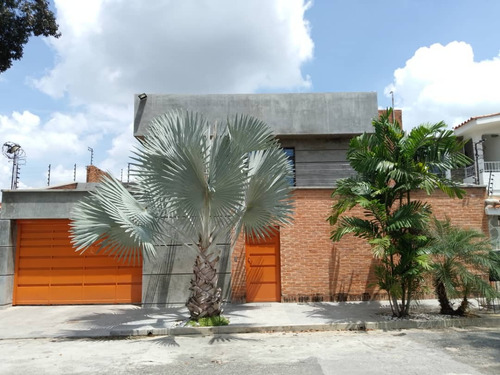 Sky Group, Vende  Casa Totalmente Remodelada En El Trigal Sur. Jose R Armas.  Soc-064