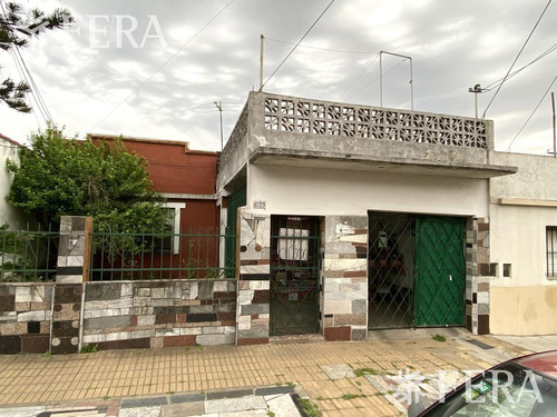 Venta Casa De 3 Ambientes Con Cochera, Jardín Y Patio En Wilde (28763)