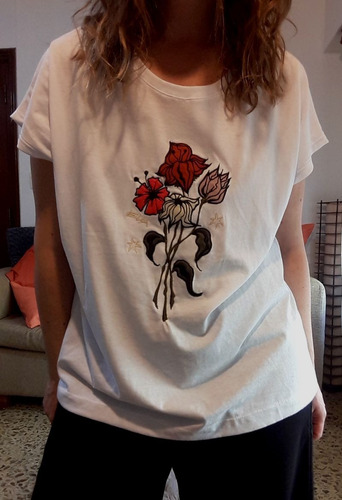 Remera Agodon Peinado Bordada Bouquet Simil Cuero Flores 