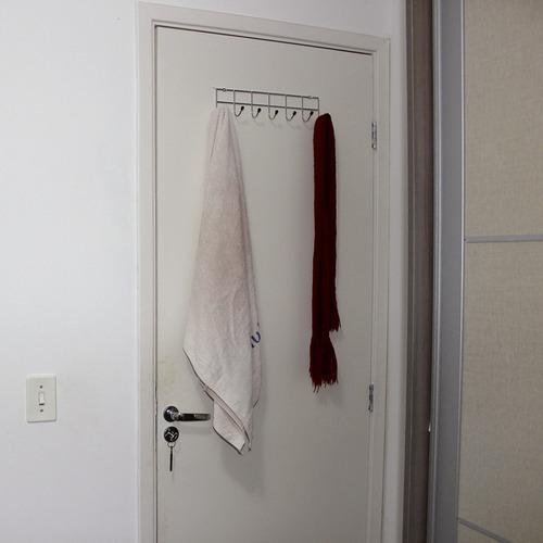 Toallero para colgar ropa detrás de la puerta con 7 ganchos, color negro