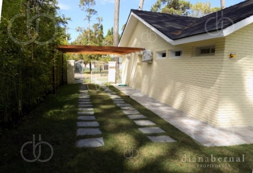 Casa De 4 Dormitorios Y Piscina Climatizada En Punta Del Este, Playa Mansa. - Ref: 42908