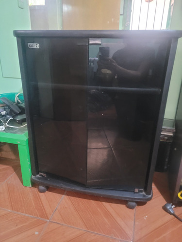 Mesa Tv Con Puertas Y Ruedas. Posee 1 Estante Interior Negro (Usado)