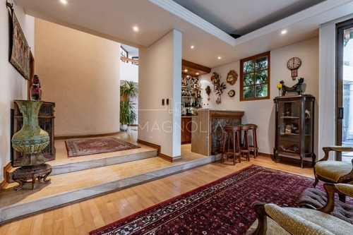 Casa En Venta De 6 Dorm. En Lo Barnechea