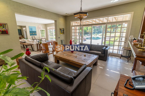 Imagen 10 de 30 de Mansión De Estilo Clásico En Venta En El Corazón De Beverly Hills.