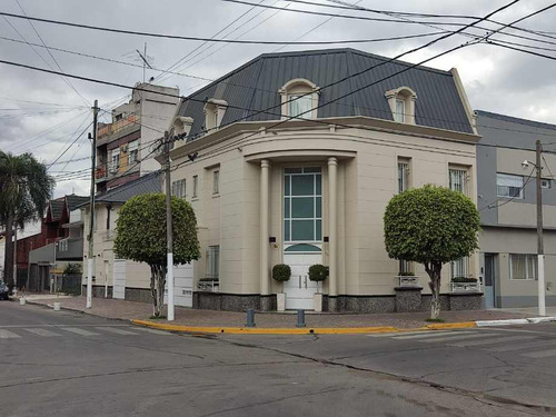 Imagen 1 de 26 de Unica Casa En Esquina Ramos Mejia - Venta