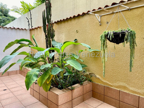 Comodo Apartamento Con Terraza Privada En Venta En Los Naranjos De Las Mercedes 25-24005