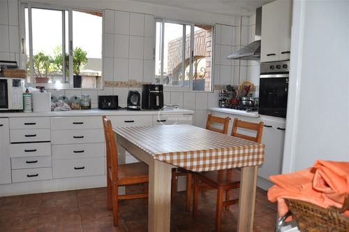 Casa En Venta De 4 Dorm. En Las Condes Excelente Estado