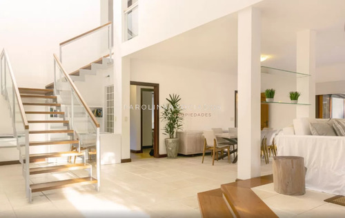 Casa En Venta De 4 Dormitorios En Playa Mansa, Punta Del Este.