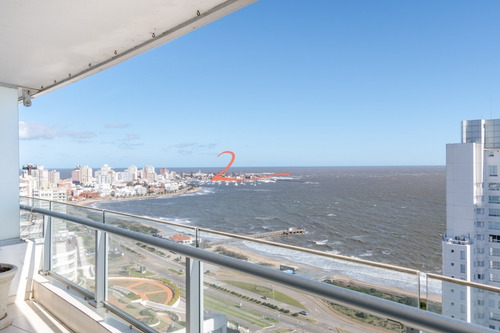 Venta De Apartamento Piso Alto A Pasos De Playa Mansa, Tres Dormitorios Más Servicio- Ref: 5332