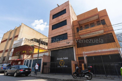 Imagen 2 de 24 de Alquilo Edificio Comercial , Tres Pisos, Con Excelente Ubicación Catia !!!! Excelente Oportunidad!