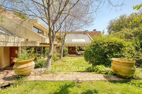 Acogedara Casa En Gran Terreno Y Maravilloso Jardí...