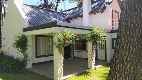 Imagen 2 de 17 de Casa De 3 Dormitorios Con Amplio Jardin Y Piscina, Totalmente Cercada.
