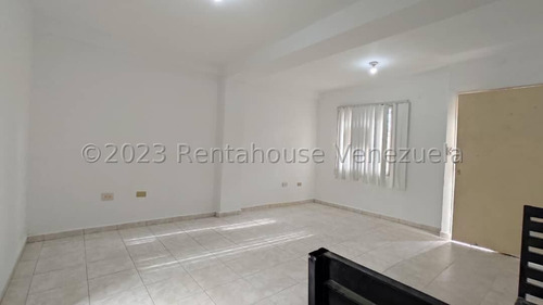 24-3193 Bello Townhouse En Obra Blanca Un Lienzo En Blanco Para Diseñarlo A Tu Gusto Y El De Tu Familia, Habitaciones Con Closets Y Amplio Patio, Conjunto Privado Con Vigilancia 24/7 Agua De Pozo