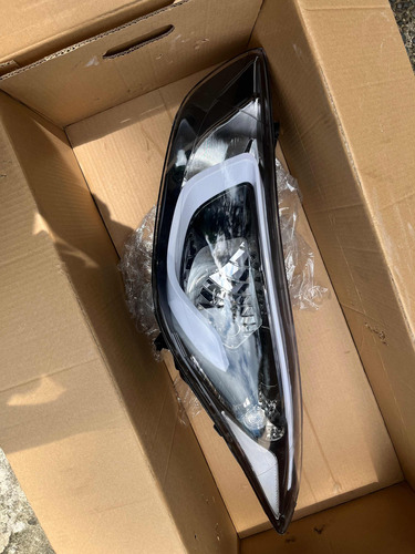 Farol Hyundai Elantra 2015 (i-35) (10d)