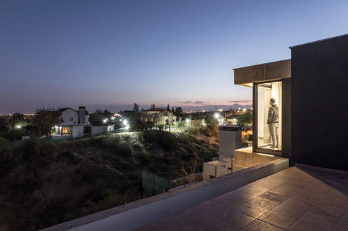 Venta Casa Diseño, Barrio Laderas, Chacras De Coria