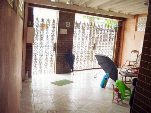 Imagem 7 de 25 de Casa Bem Próximo A Avenida Antônio Emerich E Do Hipermercado Extra E Do Bradesco E Também De Escolas Como Escola Particular Mundial E Escola Municipal Constante - Hm1032