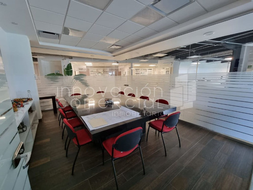 Edificio De Oficinas En Venta En Lomas De Querétaro, Con Recepción Y Sala De Jun